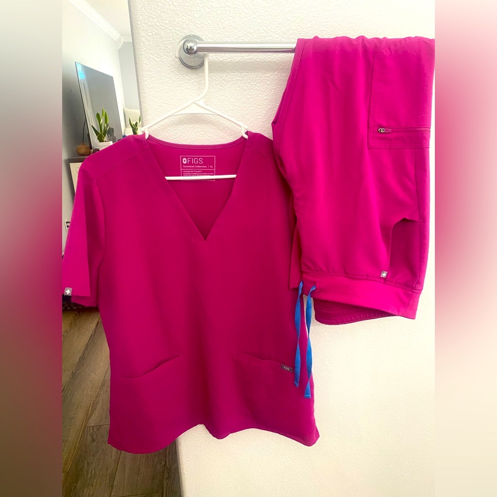 FIGS Zamora Jogger set in Hot Pink